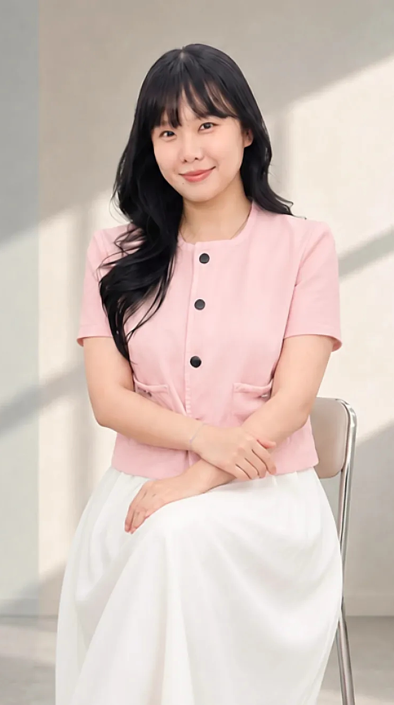 Fiona, konsultan NOVIA, duduk tersenyum